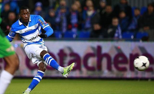 他在场上展 他在场上展